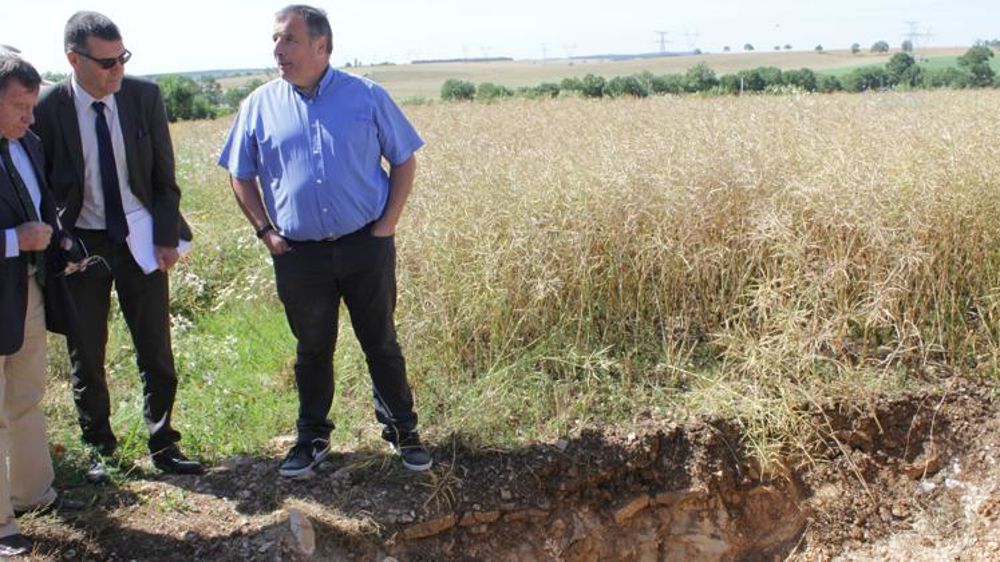 Jean-Claude Philisot (à droite), céréalier à Étormay, en Côte-d’Or, a expliqué le contexte pédoclimatique défavorable de sa ferme aux membres de la mission « zones intermédiaires », mandatée par Stéphane Travert. © A. Bréhier